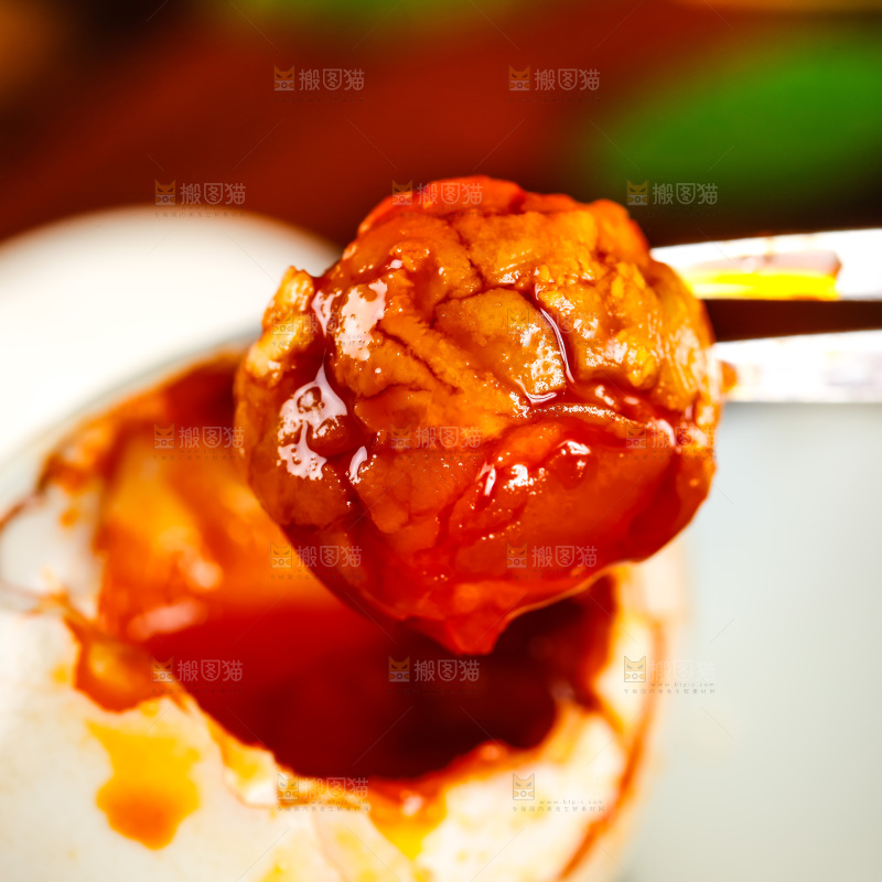 叉子叉着一个流油的海鸭蛋黄