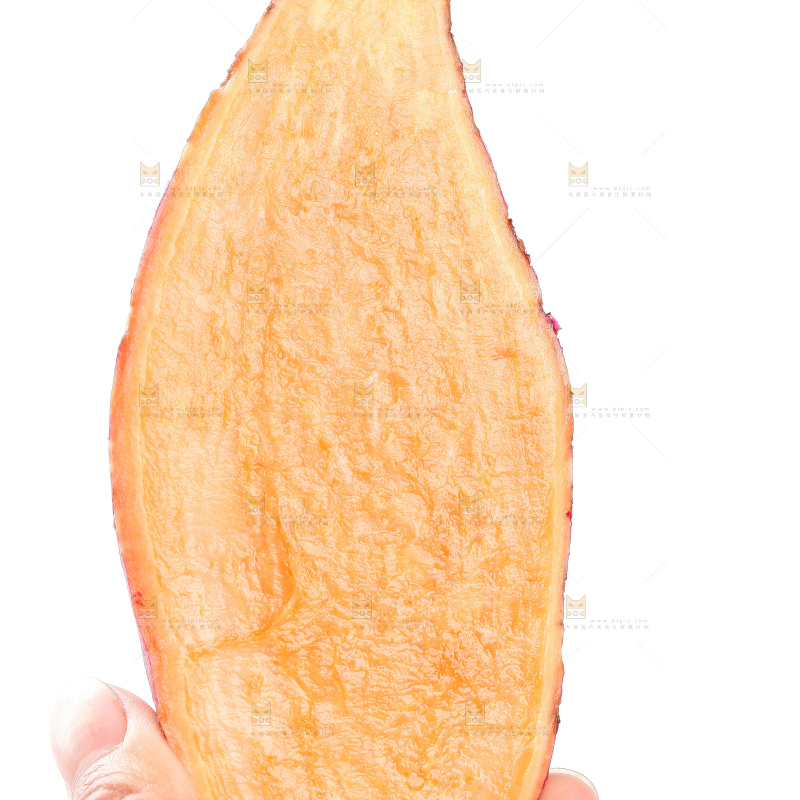 白底上摆放着红蜜薯