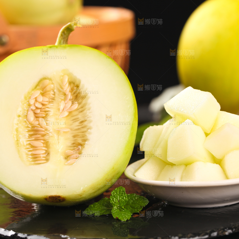 黑底上放着一碟东北香瓜果肉