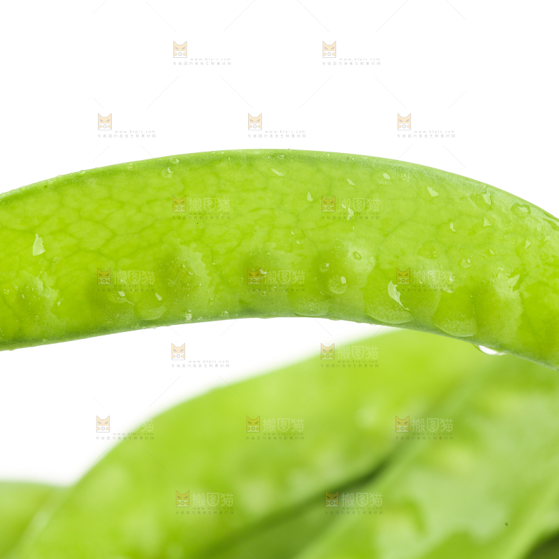 白底上摆放着豌豆荚