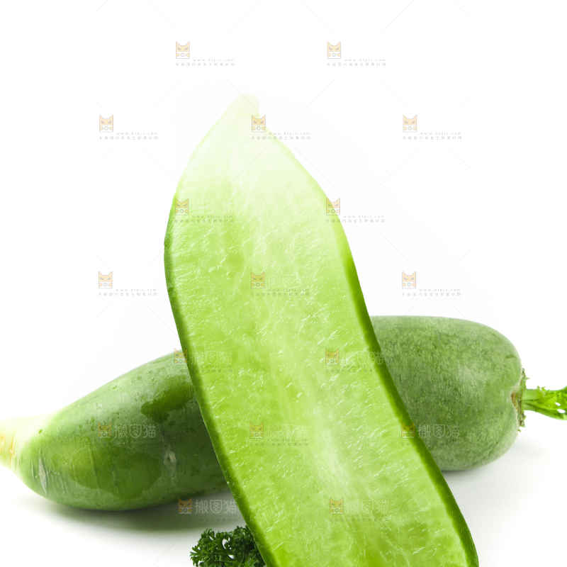 白底上摆放着绿心萝卜