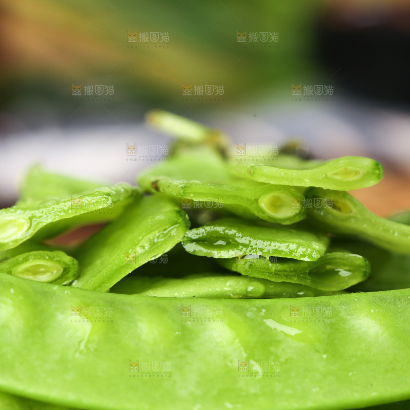 盘子里摆放着荷兰豆