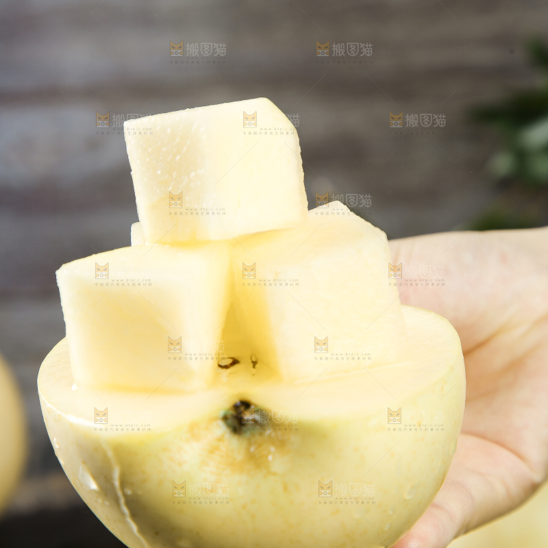 手里拿着奶油富士苹果
