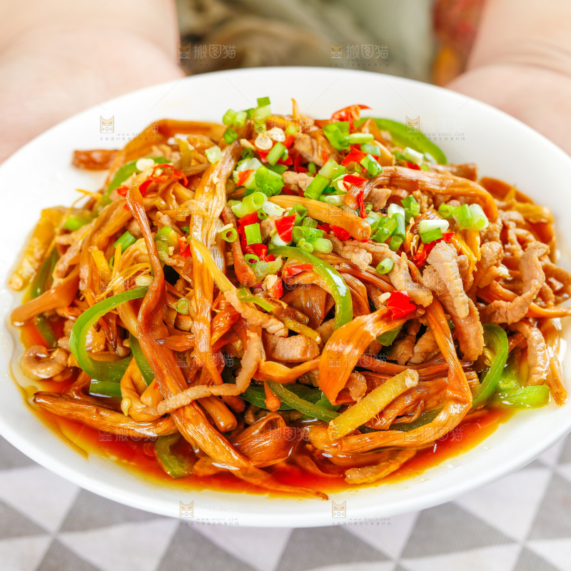 手端一盘黄花菜炒肉