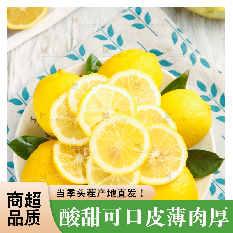 浅底上放着一盘柠檬