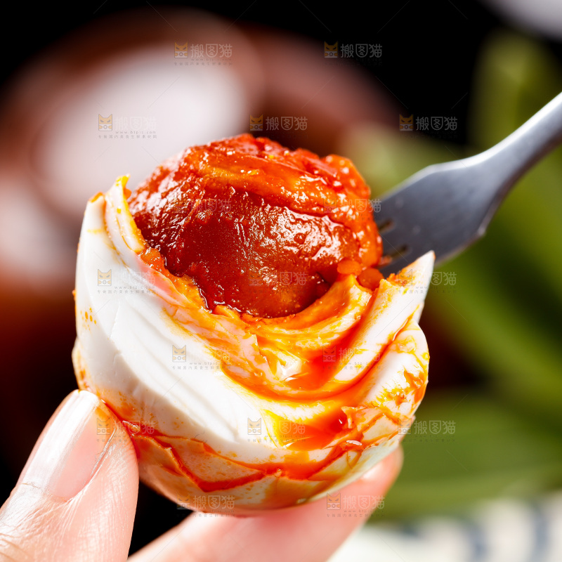 深底上叉子叉着海鸭蛋黄