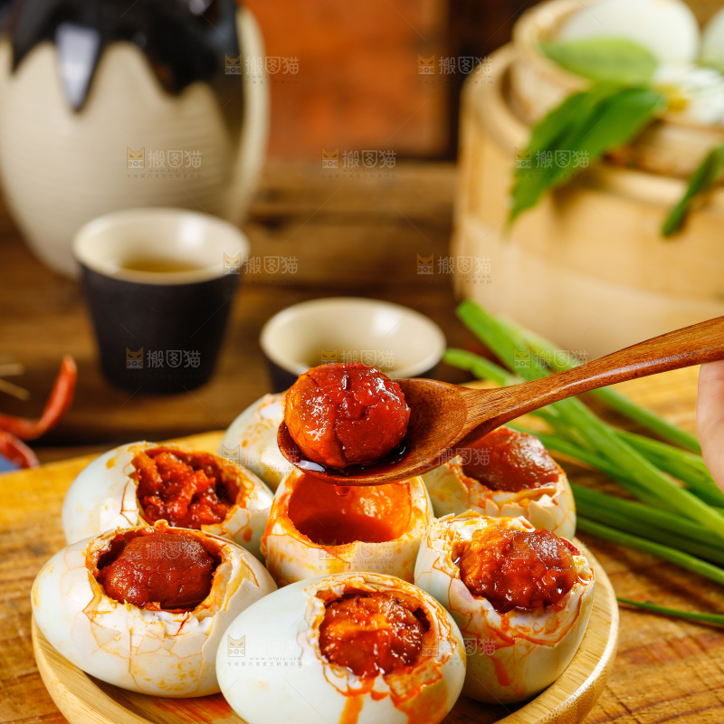 勺子里的流油海鸭蛋黄