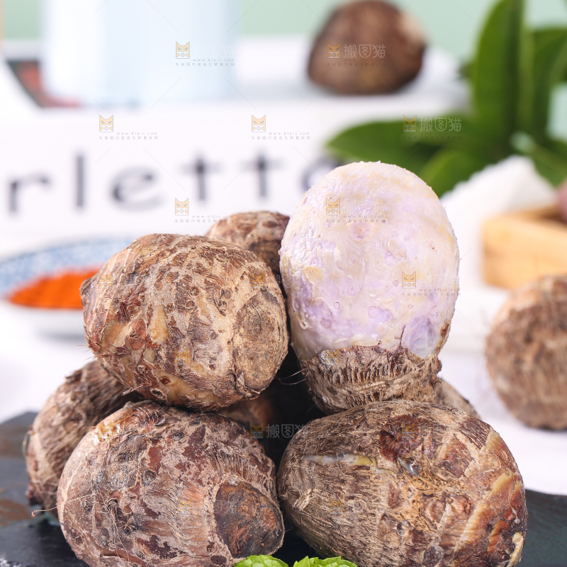 石板上放着剥皮的香芋