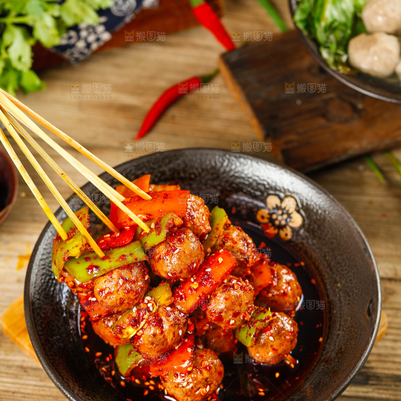 木底上放着一碗牛肉丸串