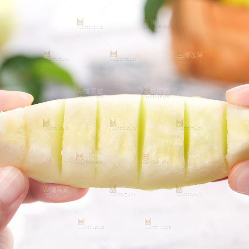 手拿切开的东北香瓜