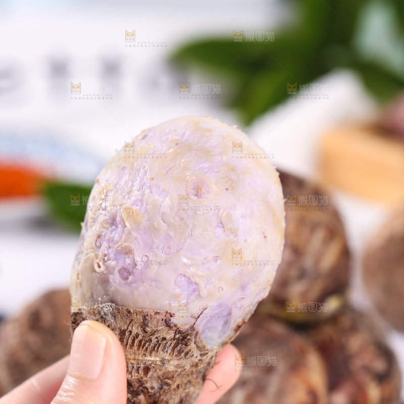 手拿剥皮的熟香芋