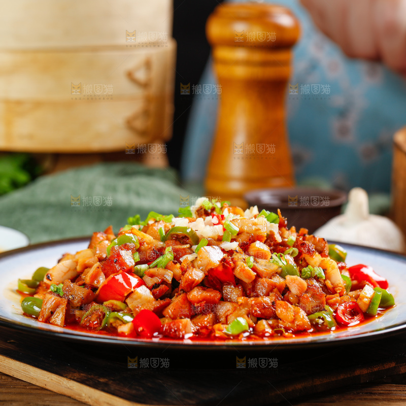 木底上放着一盘辣椒肉丁