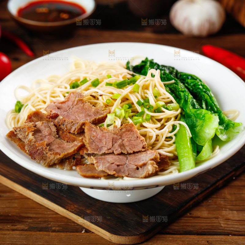 木底上放着一碗牛肉面