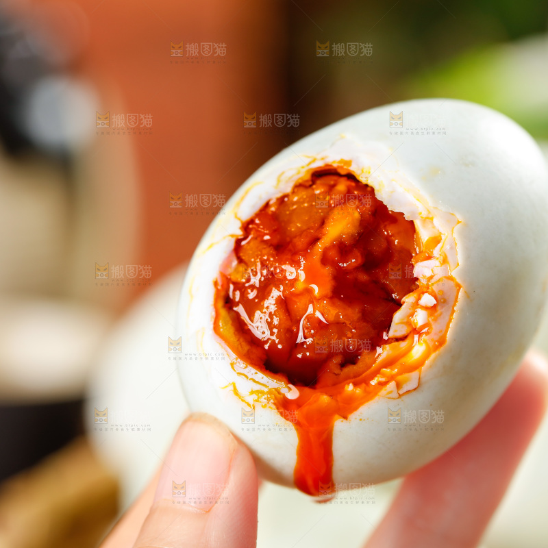 手拿一个熟海鸭蛋