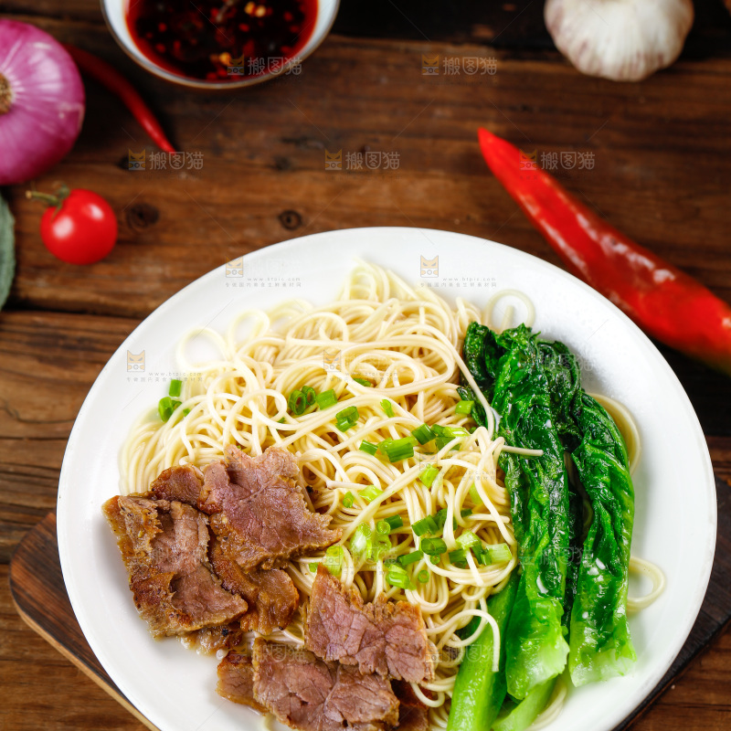 木底上放着一碗牛肉面