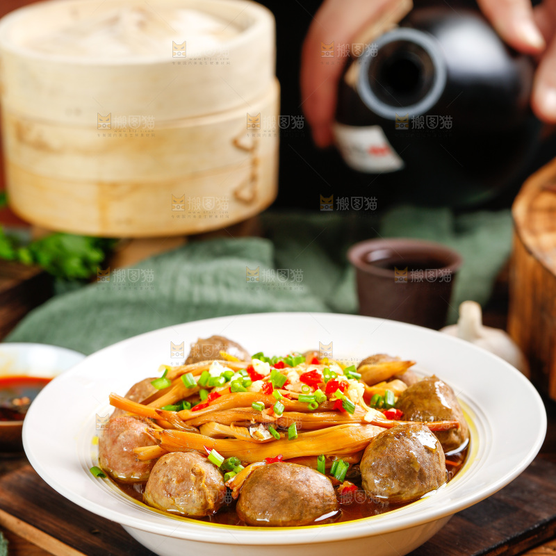 木板上放着一碗香辣肉丸
