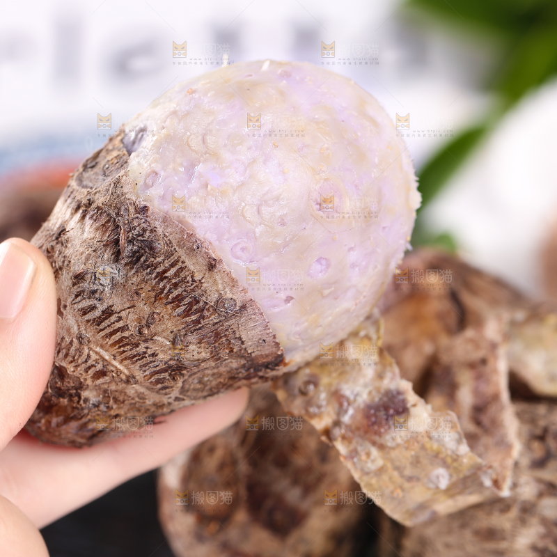 手拿剥皮的熟香芋