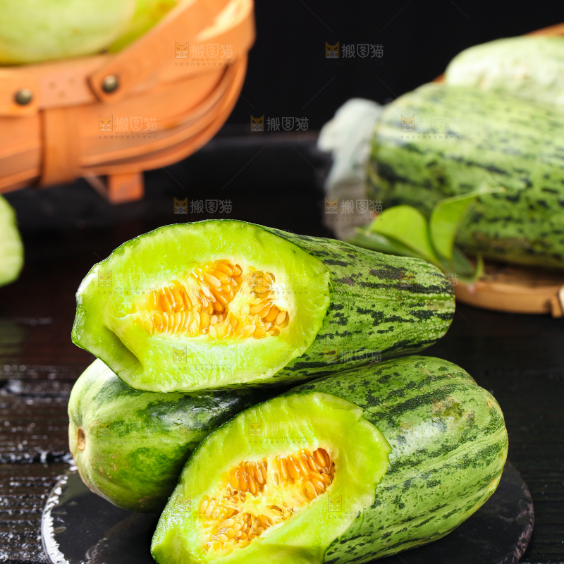 黑底上放着掰开的酥蜜甜瓜