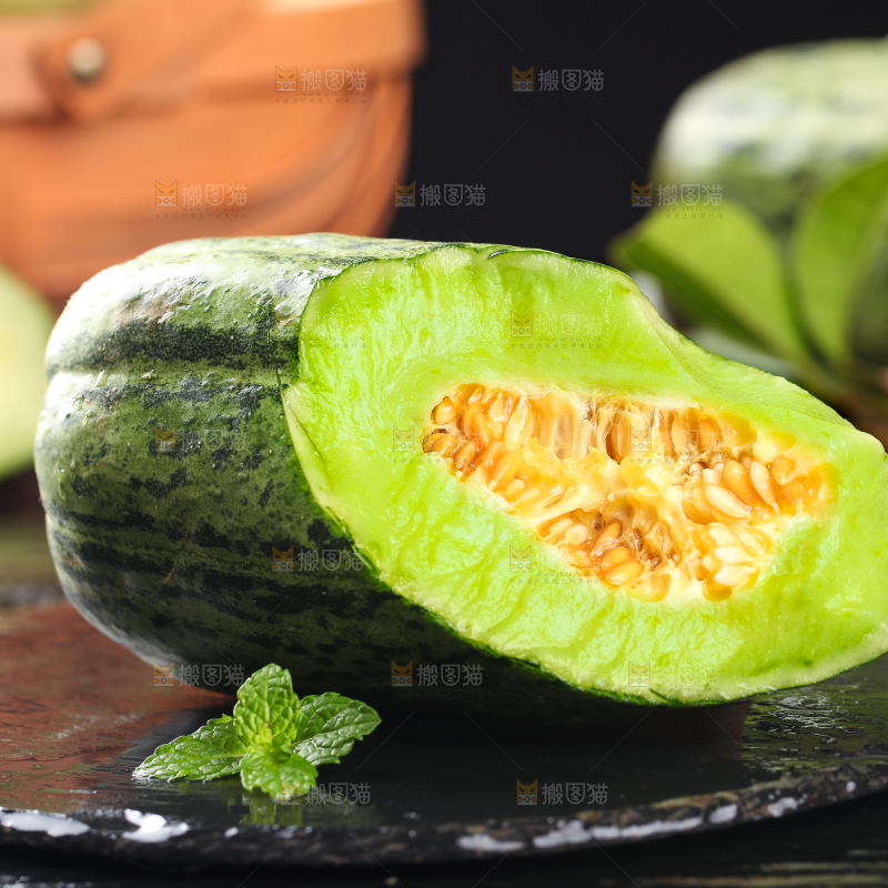 黑底上放着掰开的酥蜜甜瓜