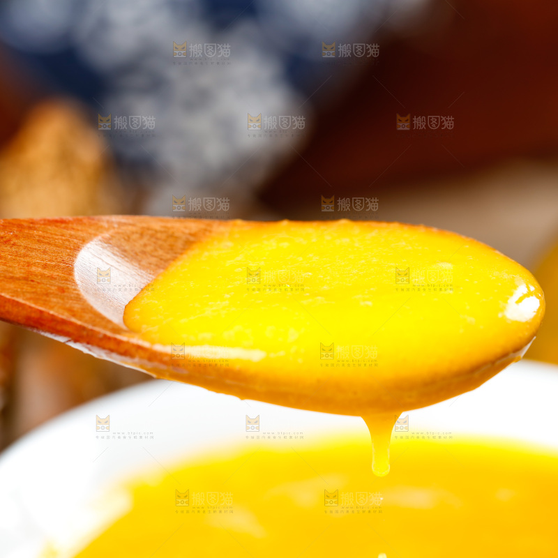 木底上放着一碗贝贝南瓜糊
