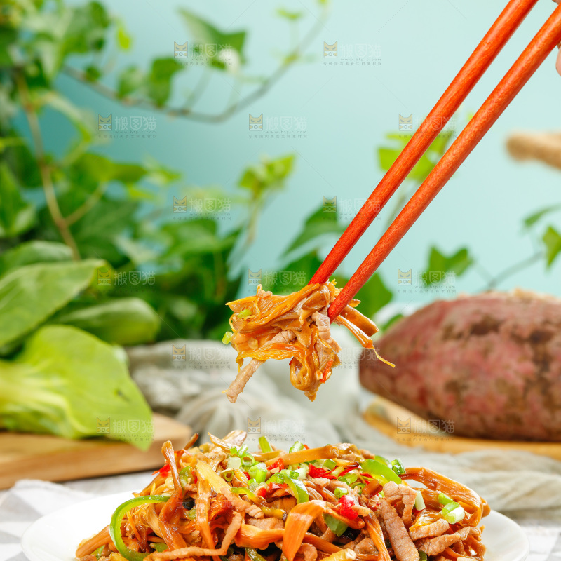 筷子夹着黄花菜炒肉