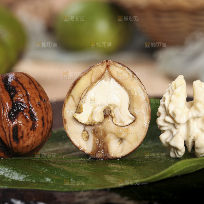 树叶上放着去皮湿核桃果仁