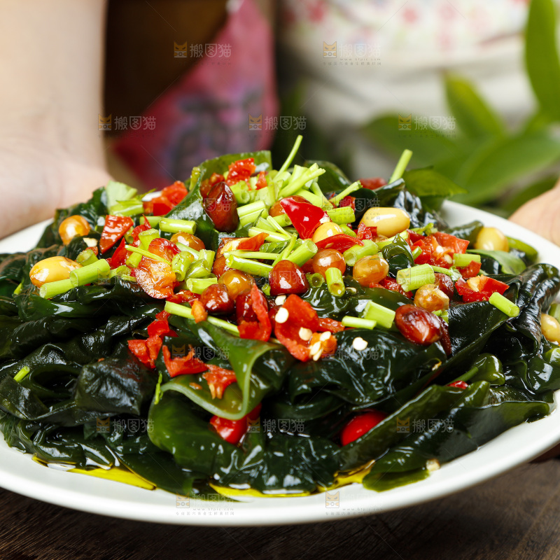 手端一盘凉拌裙带菜