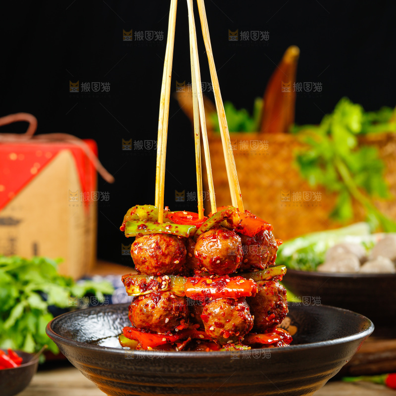 手拿牛肉丸串