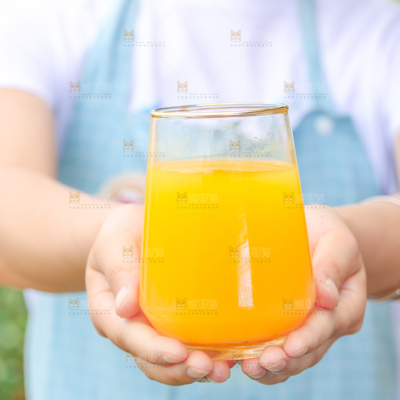 手拿一杯桂七芒果汁