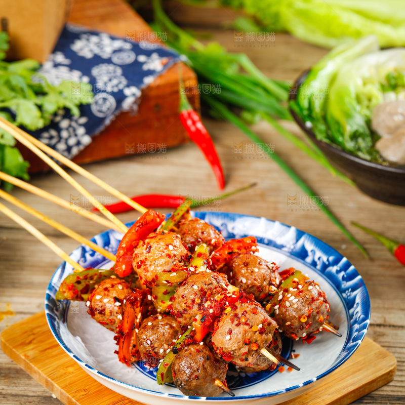 木底上放着一盘牛肉丸串