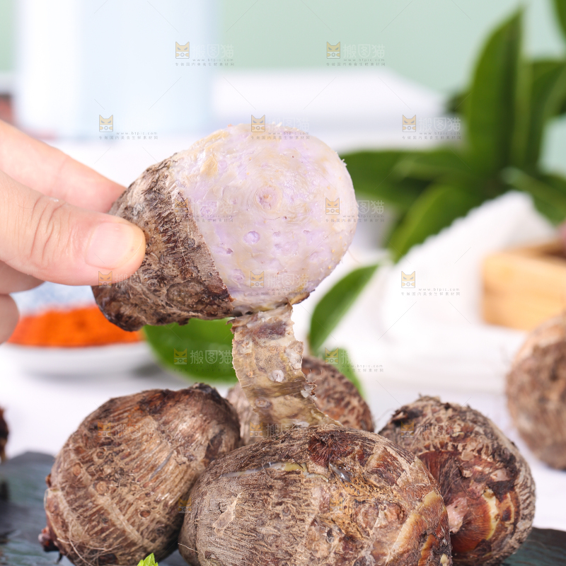 手拿剥皮的熟香芋