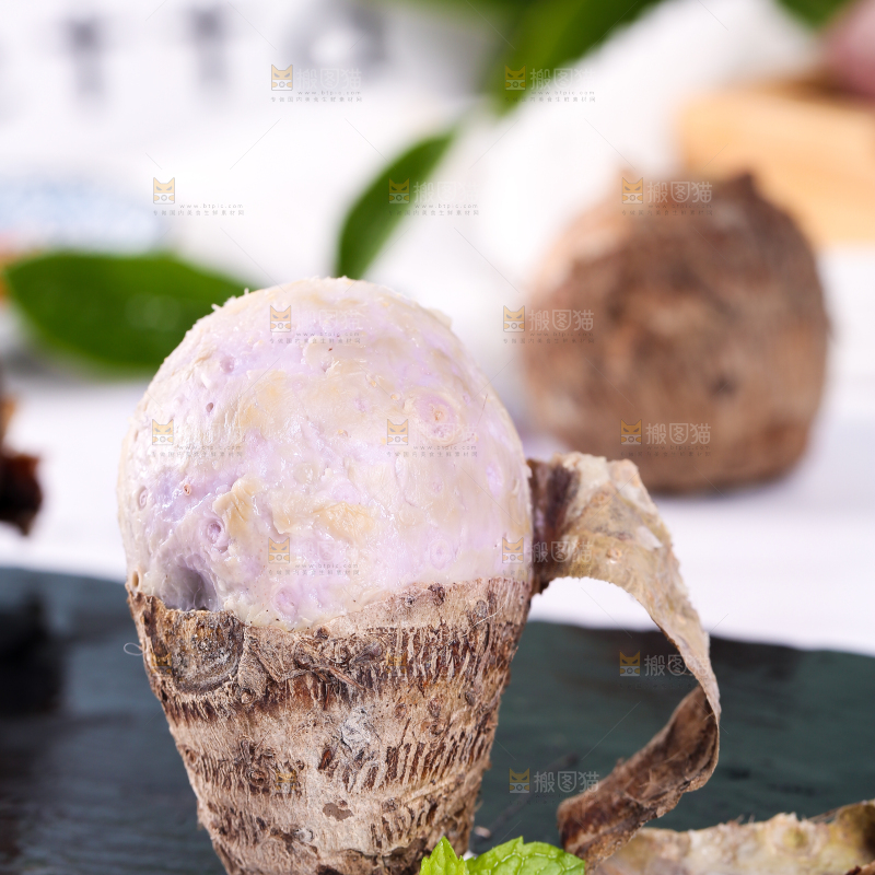 石板上放着剥皮的香芋