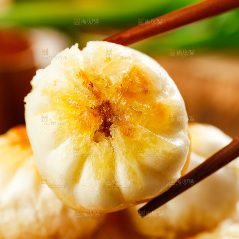 筷子夹着水煎包