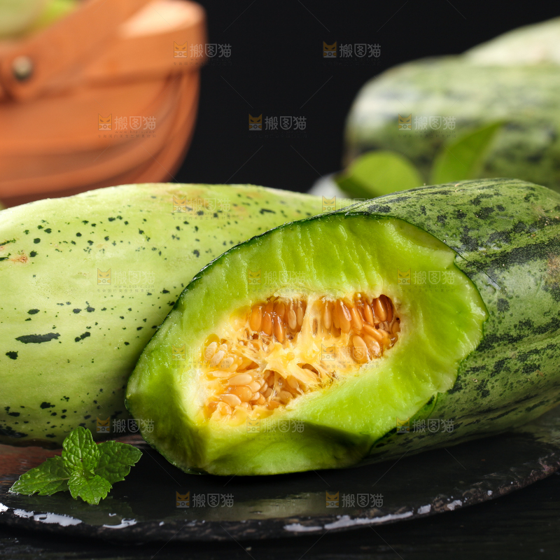 黑底上放着掰开的酥蜜甜瓜