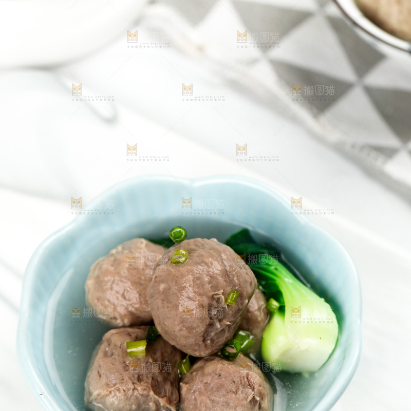 石板上放着一碟牛肉丸