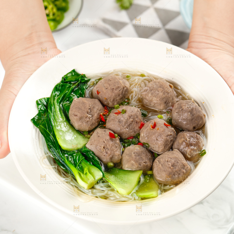 手端一碗牛肉丸面