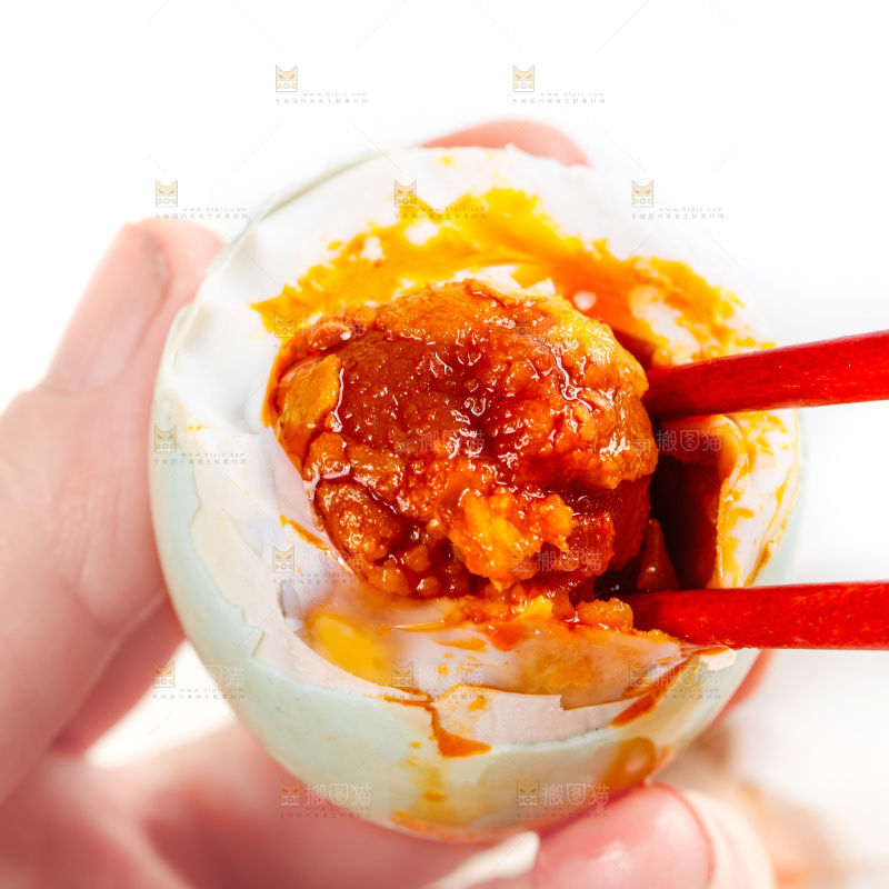 白底上筷子夹着海鸭蛋