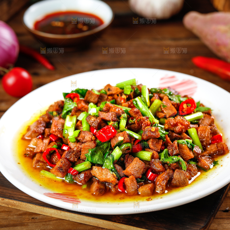 木板上放着一盘香辣肉丁