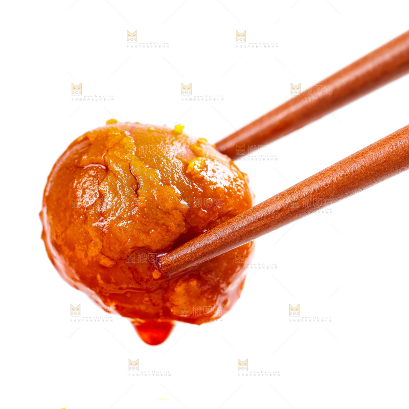 白底上筷子夹着一个海鸭蛋黄