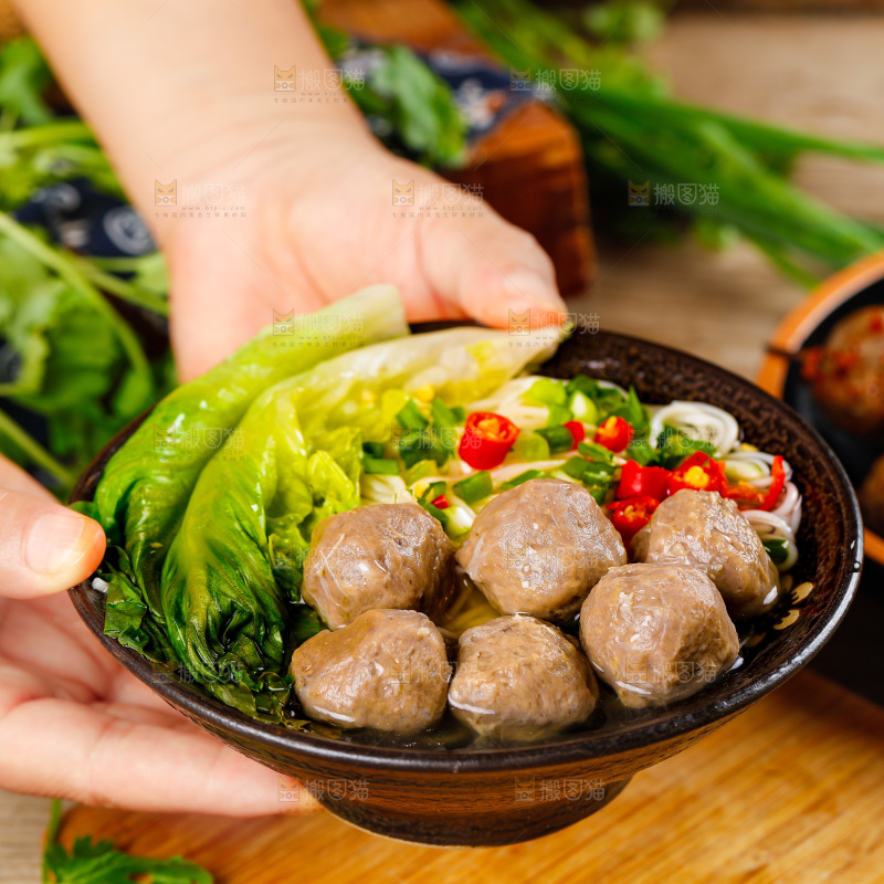 手端一碗牛肉丸面