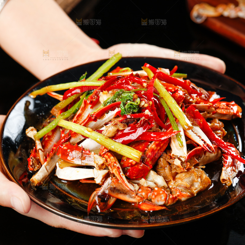 手端一盘香辣梭子蟹钳