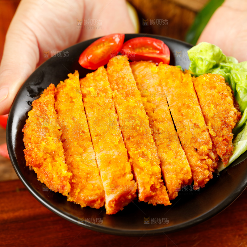 手端一盘炸鸡排