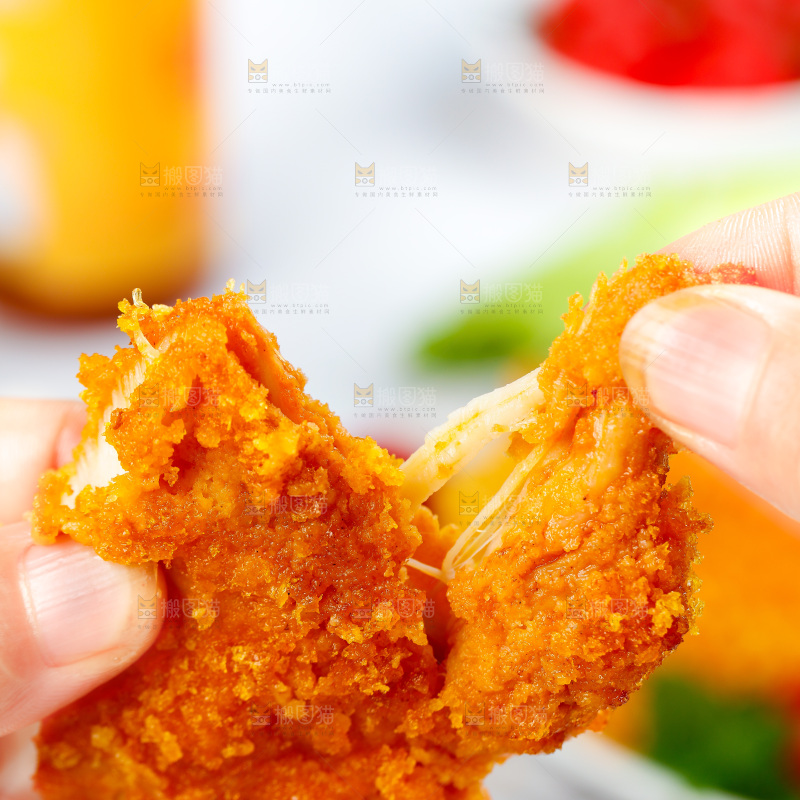 手拿撕开的炸鸡排