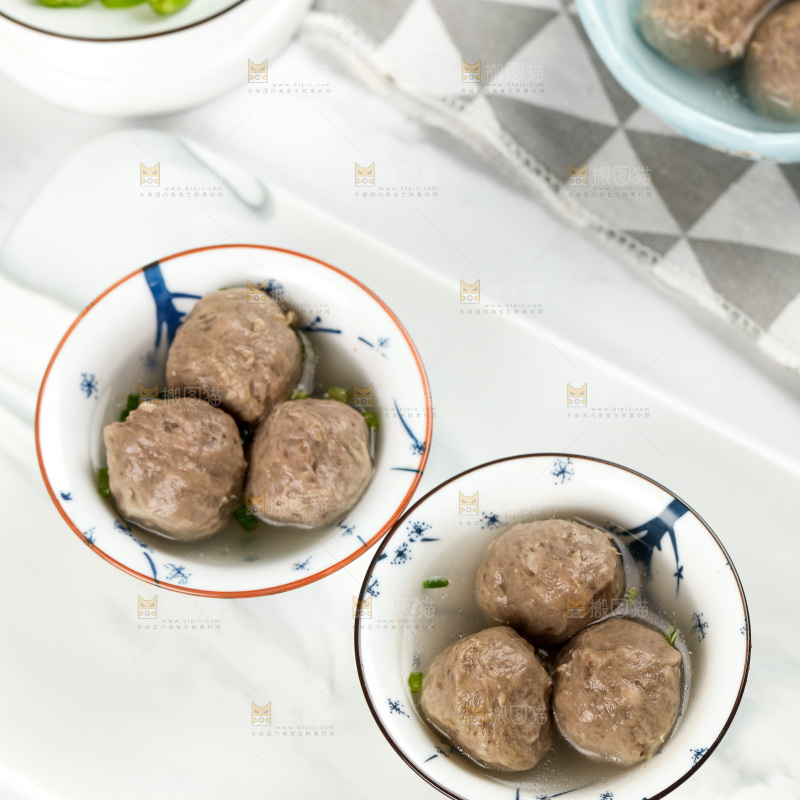 石板上放着一碟牛肉丸