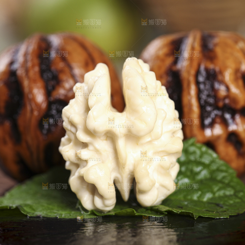 黑石板上放着去皮湿核桃果仁