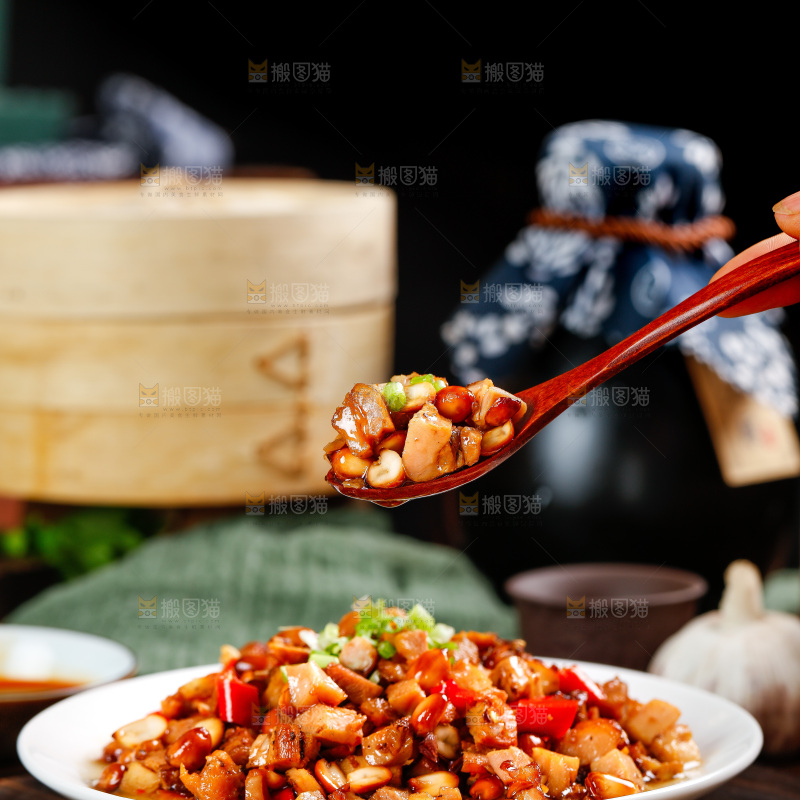 勺子里的辣椒肉丁