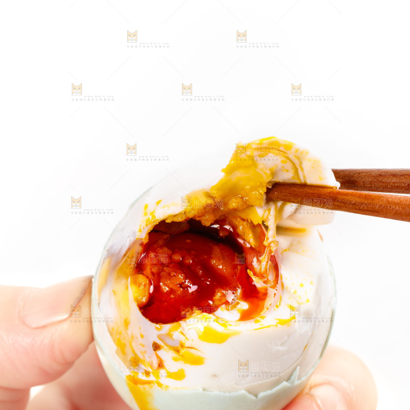 白底上筷子夹着海鸭蛋