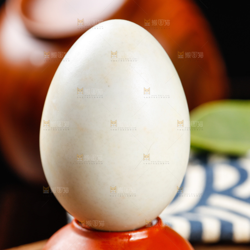 木板上的海鸭蛋