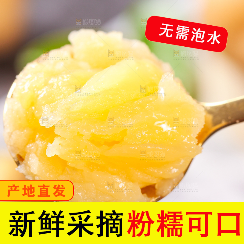 勺子里的黄心熟土豆泥