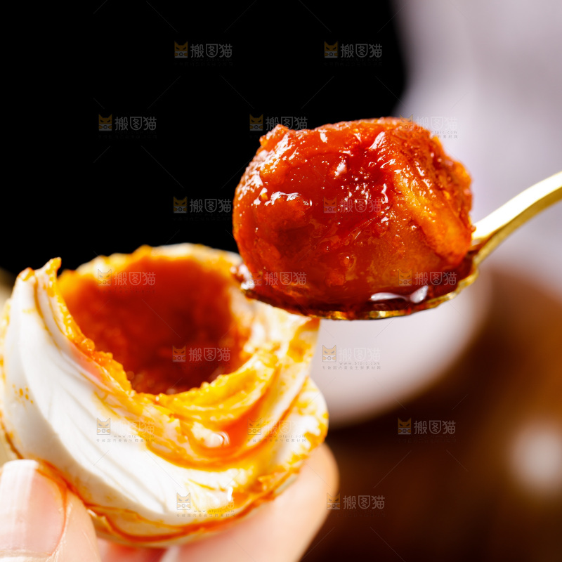 深底上勺子里的海鸭蛋黄